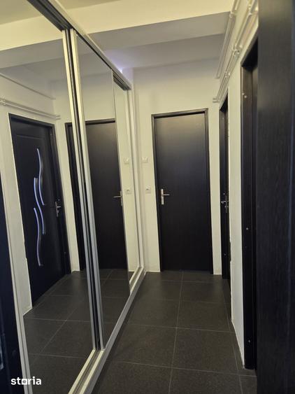 Apartament cu 3 camere decomandat în Rovine