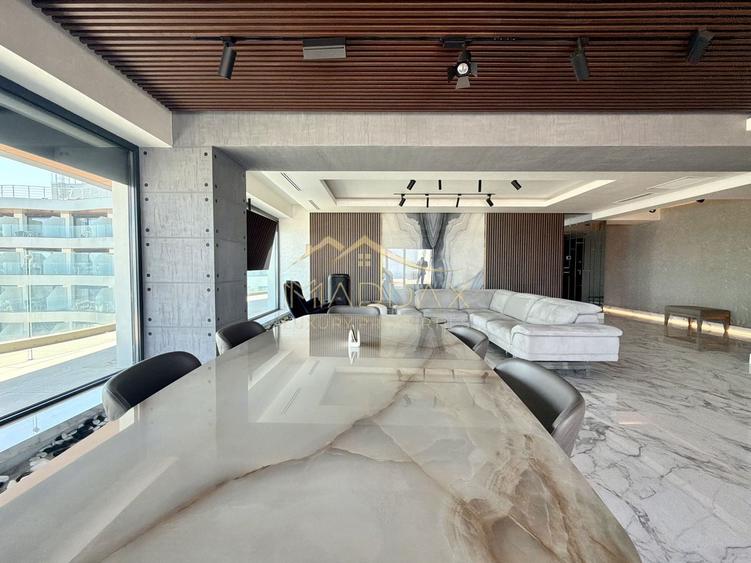 Penthouse cu 5 camere decomandat, mobilat în Central