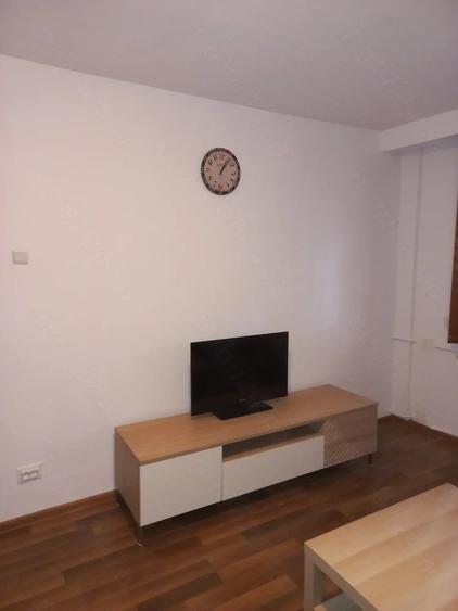 Apartament cu 2 camere semidecomandat în Olteniței
