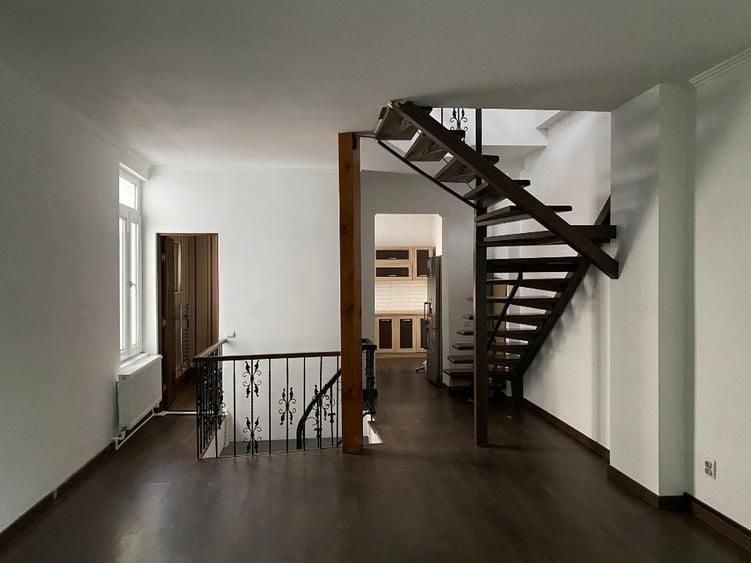 Apartament cu 4 camere semidecomandat, mobilat în Polonă