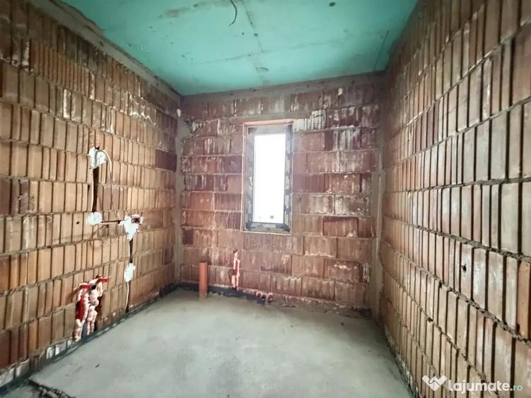 Casă cu 4 camere cu Teren 533 Mp în Sânmihaiu Român