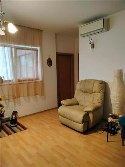 Apartament cu 3 camere decomandat, mobilat în Titan