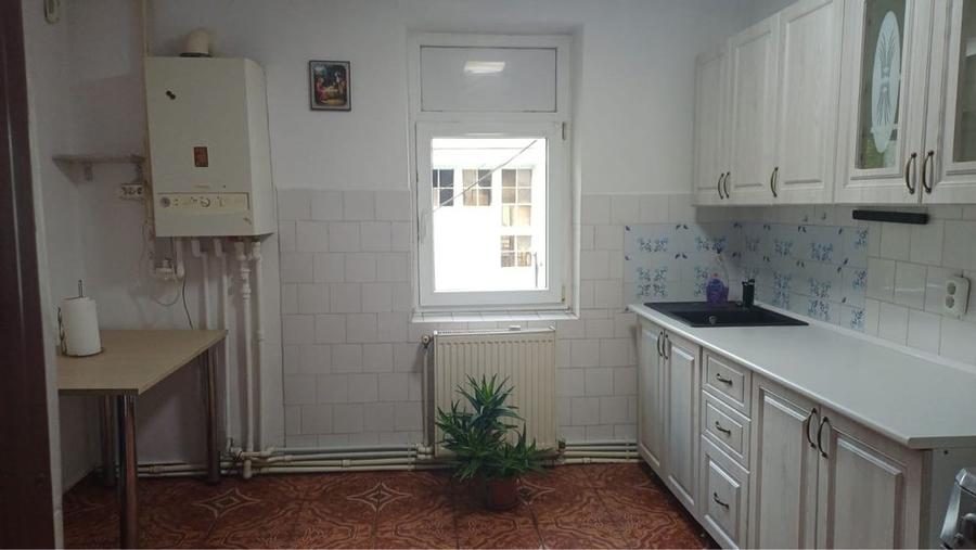 Apartament cu 3 camere decomandat în Amara