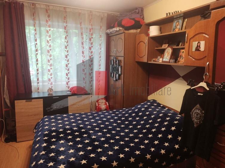 Apartament cu 3 camere semidecomandat, mobilat în Alexandru Obregia