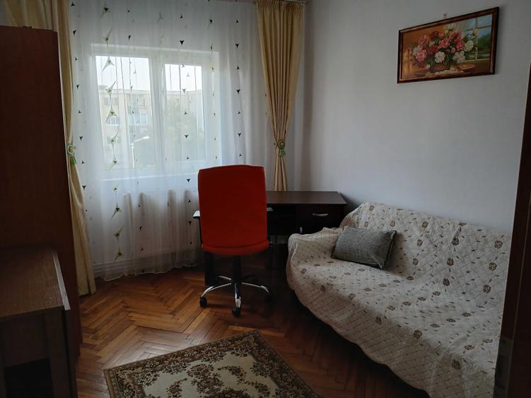 Apartament cu 3 camere decomandat în Girocului