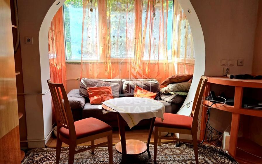 Apartament cu 3 camere semidecomandat, mobilat în Dacia