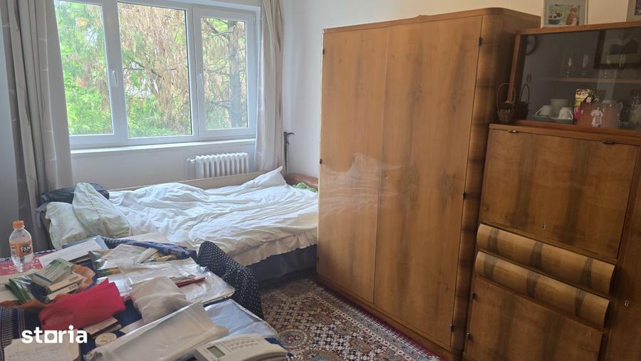 Apartament cu 3 camere semidecomandat în Gojdu