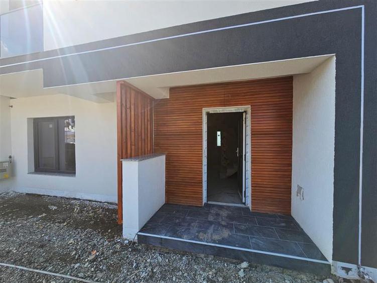 Case insiruite , 4 camere , P+1E - central in Valea Lupului - 4