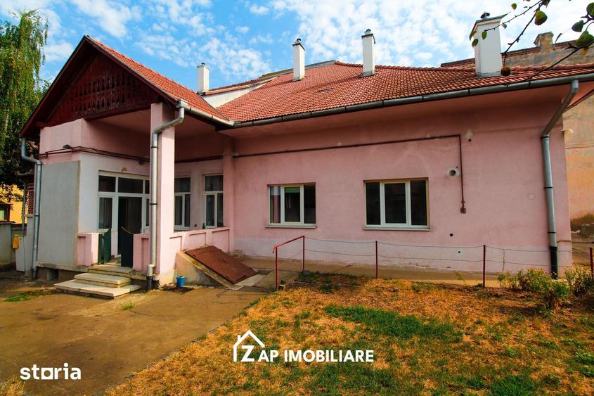 Casă cu 5 camere cu Teren 300 Mp în Central