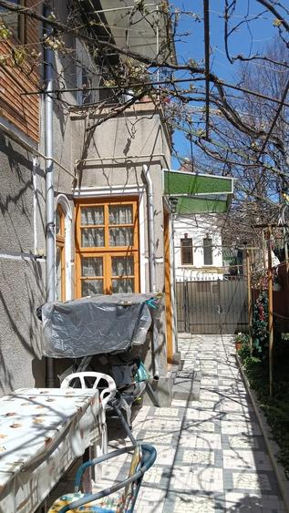 Casă cu 6 camere cu Canalizare în Central