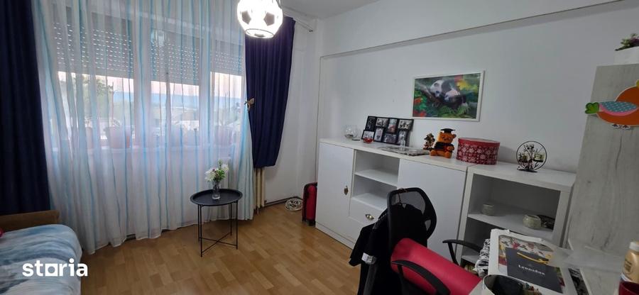 Apartament cu 3 camere decomandat în Republicii