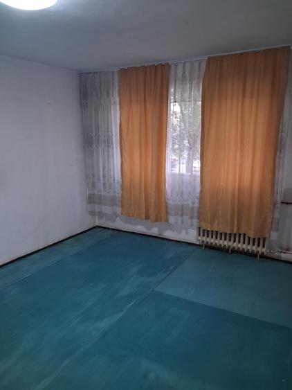 Apartament cu 3 camere semidecomandat în Berceni