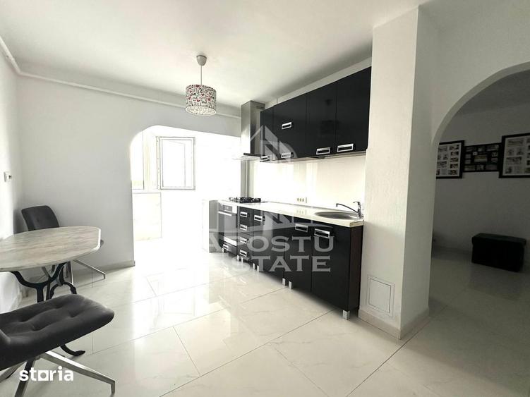 Apartament cu 3 camere, mobilat în Polivalentă