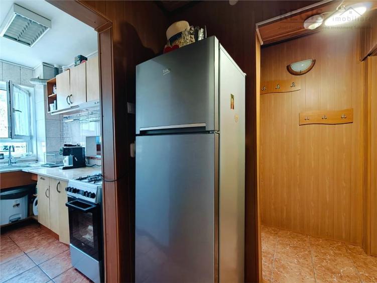 Apartament cu 3 camere semidecomandat în Florilor