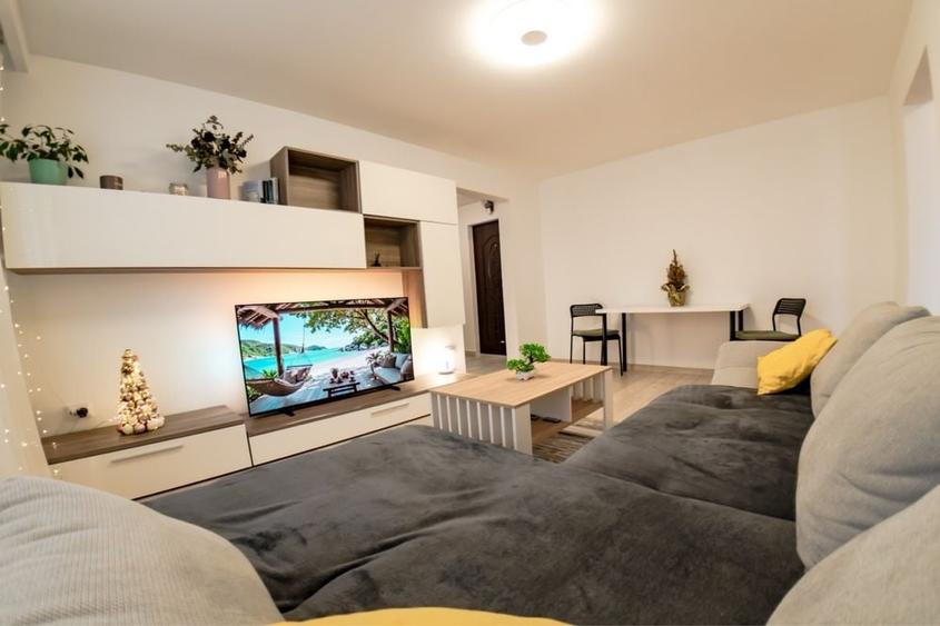Apartament cu 3 camere semidecomandat, mobilat în Eroii Revoluției