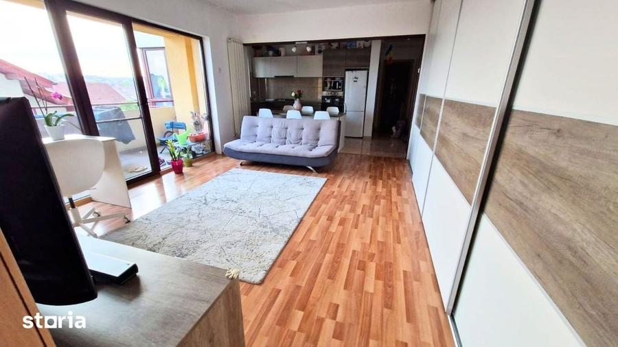Apartament cu 3 camere semidecomandat în Banat