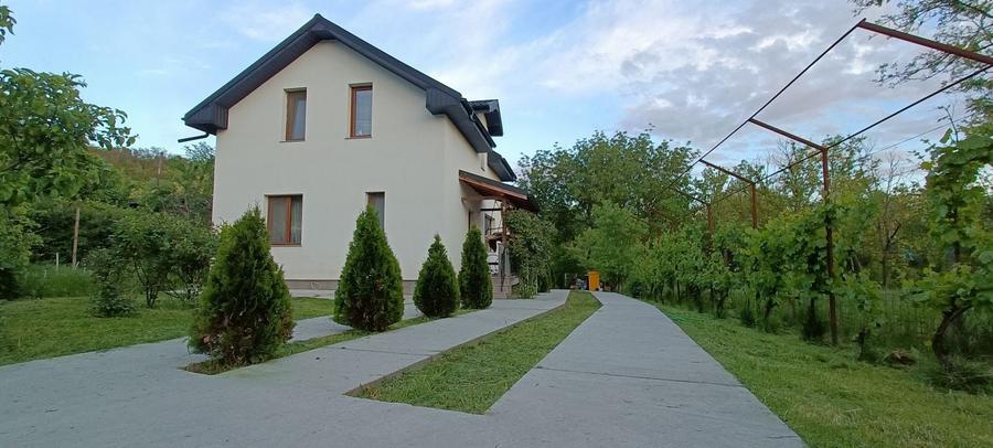 Casă cu 4 camere în Central