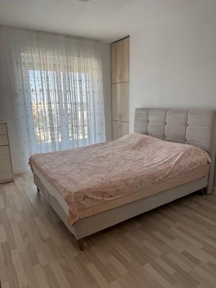 Apartament cu 3 camere semidecomandat, mobilat în Titan