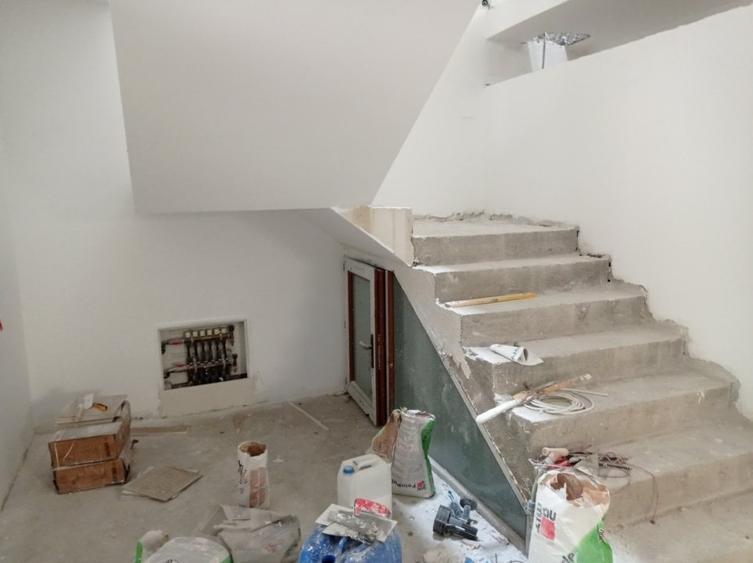 Casă individuală cu 8 camere cu Canalizare în Fundeni