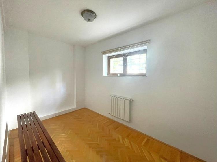 Casă cu 9 camere cu Garaj în Universitate