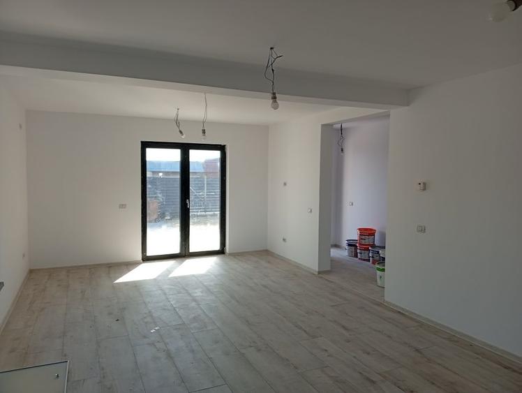 Casă cu 4 camere cu Teren 400 Mp în Bradu