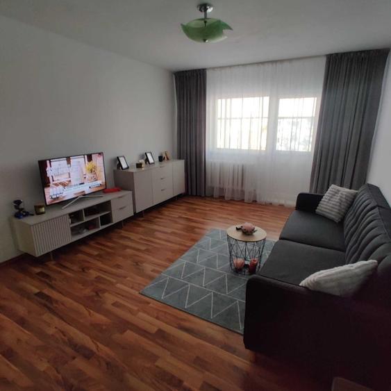 Apartament cu 4 camere decomandat în Est