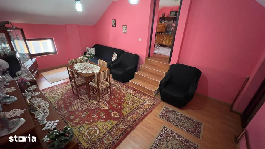 Casă cu 6 camere cu Teren 439 Mp în Petros