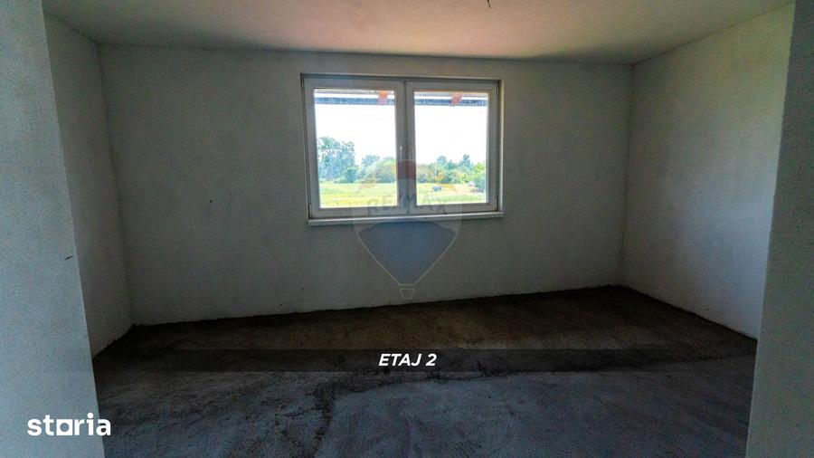 Casă cu 5 camere cu Teren 600 Mp în Mireșu Mare