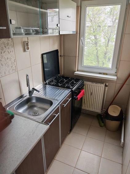 Apartament cu 3 camere semidecomandat în Radu Negru