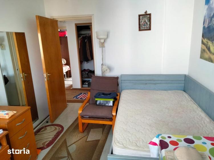 Apartament cu 3 camere semidecomandat în Tei