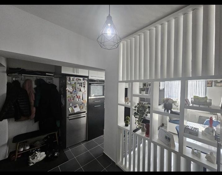 Apartament cu 3 camere semidecomandat în Mioriței