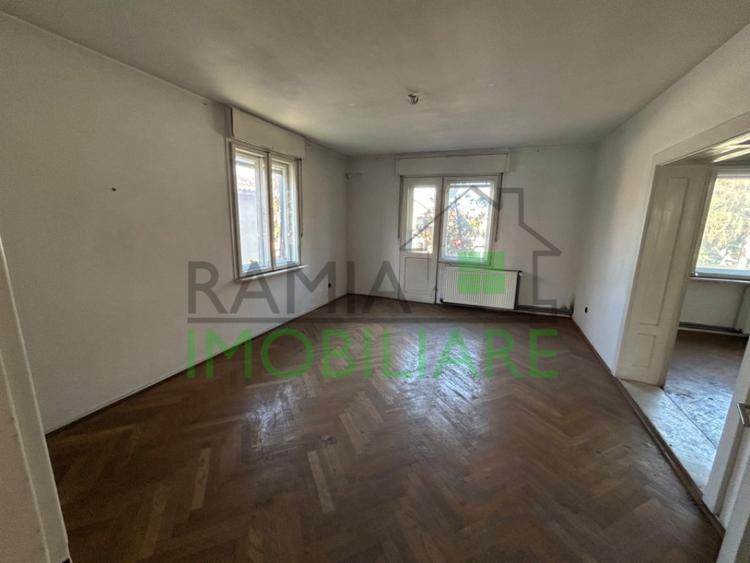 Casă cu 4 camere cu Teren 1053 Mp în Central