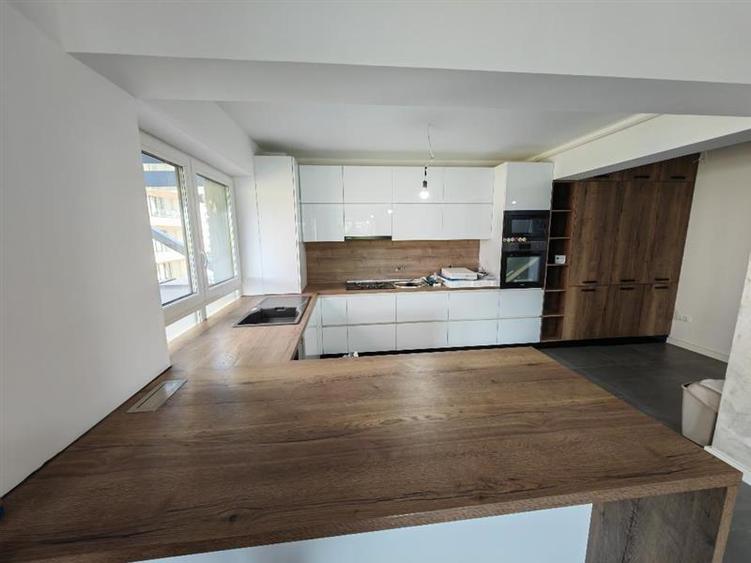 Apartament cu 3 camere decomandat, mobilat în Tractorul
