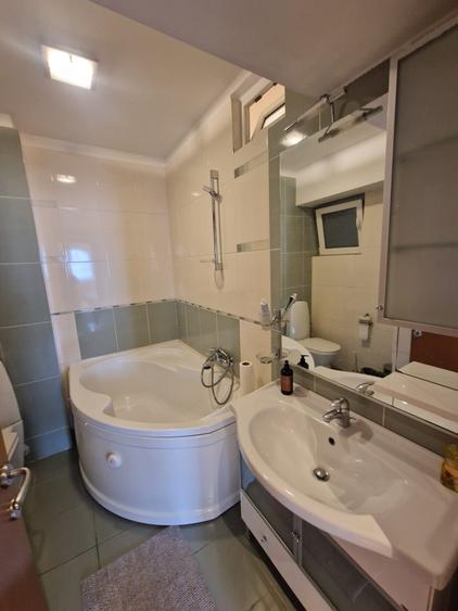 Apartament cu 3 camere decomandat, mobilat în P-ța Alba Iulia