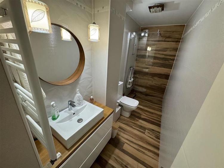 Apartament cu 3 camere decomandat, mobilat în Central