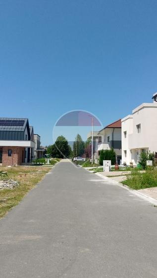 Casă individuală cu 8 camere cu Teren 476 Mp în Corbeanca