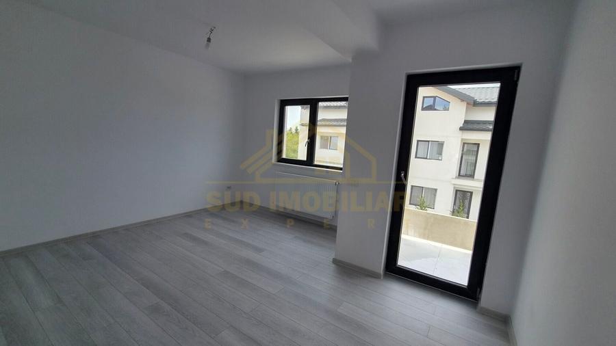Duplex cu 7 camere cu Canalizare în Central
