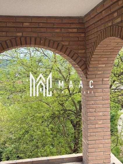 Casă individuală cu 8 camere cu Canalizare în Bujoreni