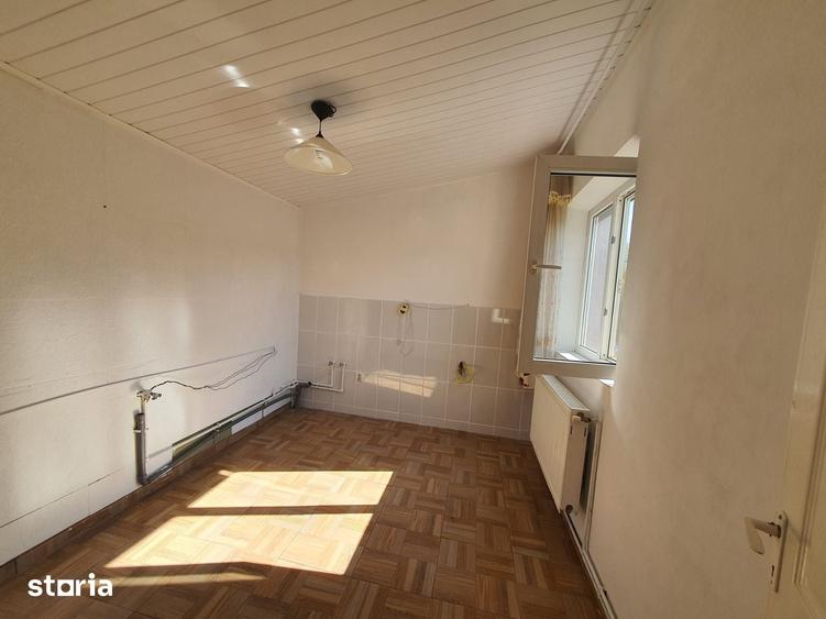 Casă cu 6 camere cu Teren 198 Mp în Berceni