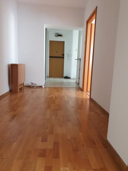 Apartament cu 3 camere decomandat în Obor