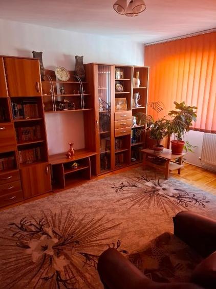 Apartament cu 3 camere decomandat, mobilat în Calea Moldovei