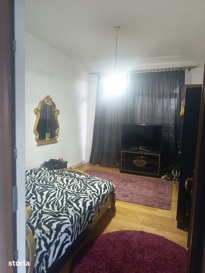 Casă cu 10 camere cu Teren 970 Mp în Calea București