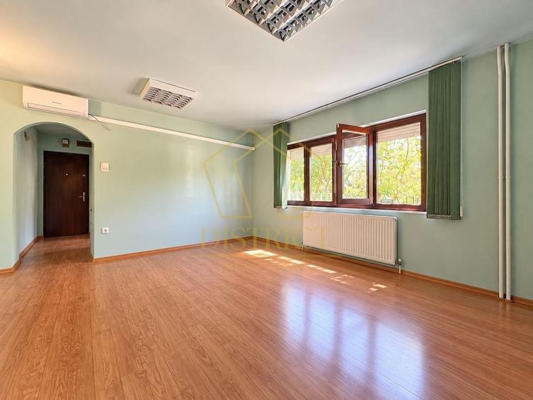 Apartament cu 3 camere semidecomandat în Aradului