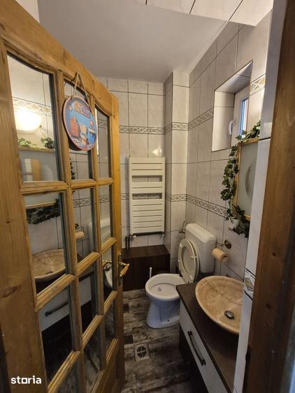 Casă cu 7 camere cu Teren 100 Mp în Vatra Luminoasă