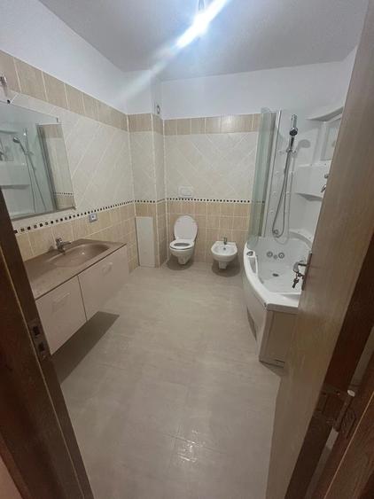 Apartament cu 3 camere semidecomandat în Braytim