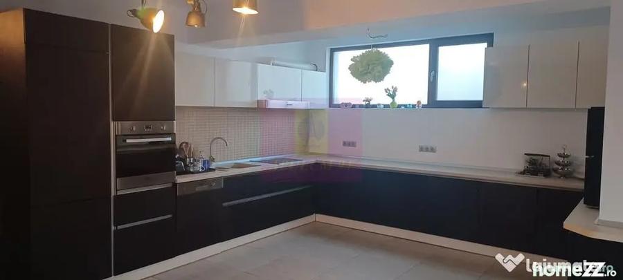 Casă cu 7 camere cu Teren 508 Mp în Săbăreni