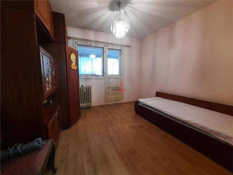Apartament cu 4 camere semidecomandat în Iancului