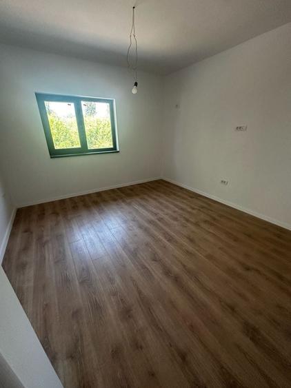 Casă individuală cu 5 camere cu Canalizare în Central