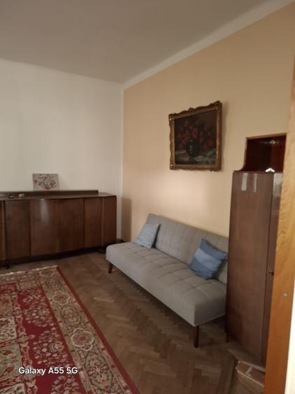 Apartament cu 3 camere semidecomandat în Schei