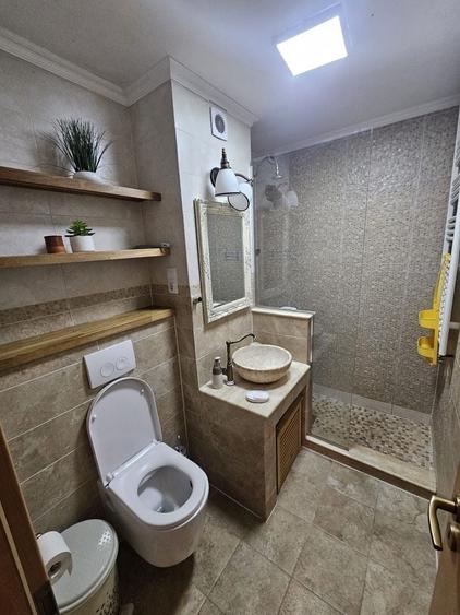 Apartament cu 3 camere decomandat, mobilat în Soarelui
